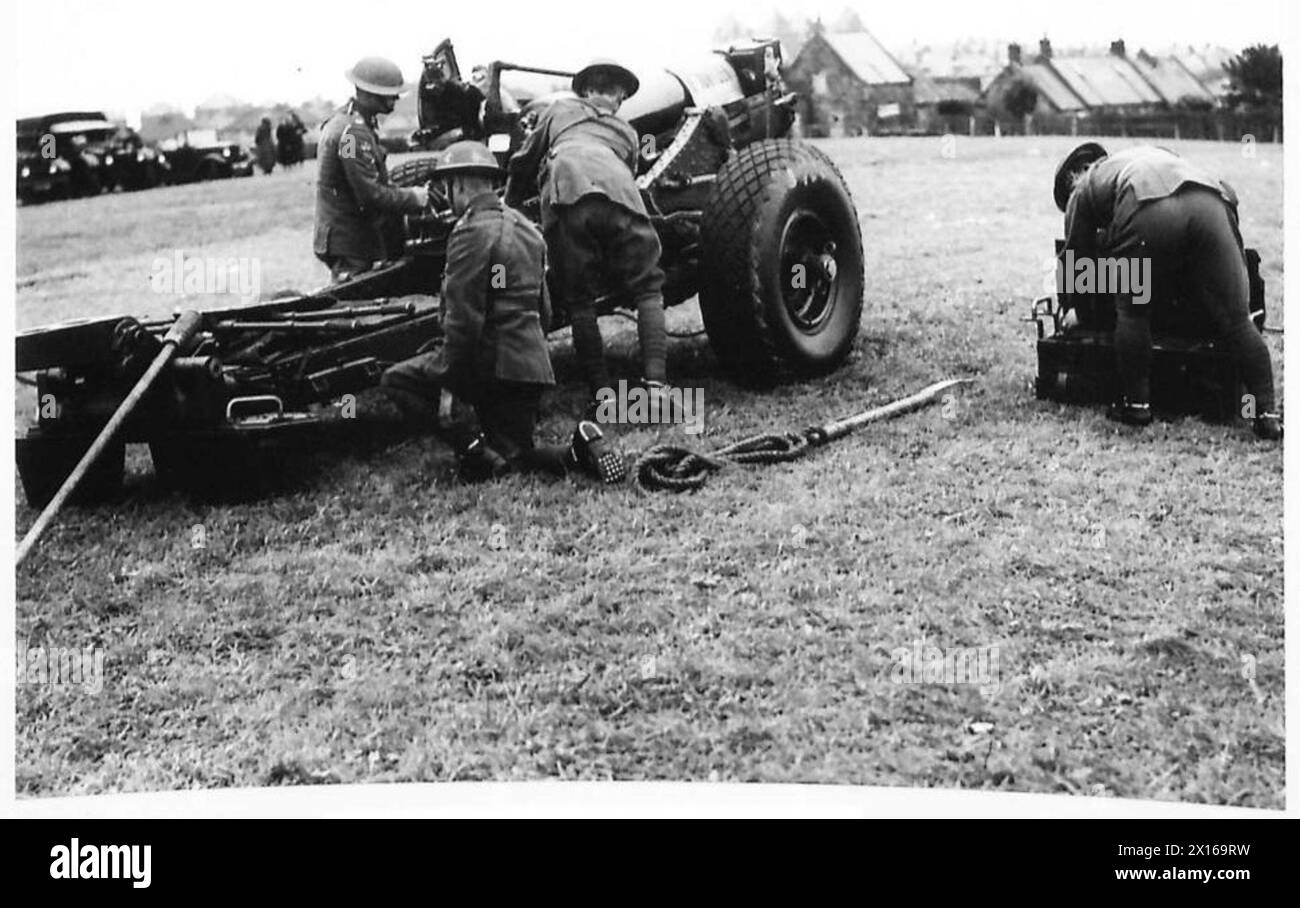 Un obusier de 6 pouces est présenté par l'armée britannique, illustrant les opérations d'artillerie et les procédures de tir. Banque D'Images