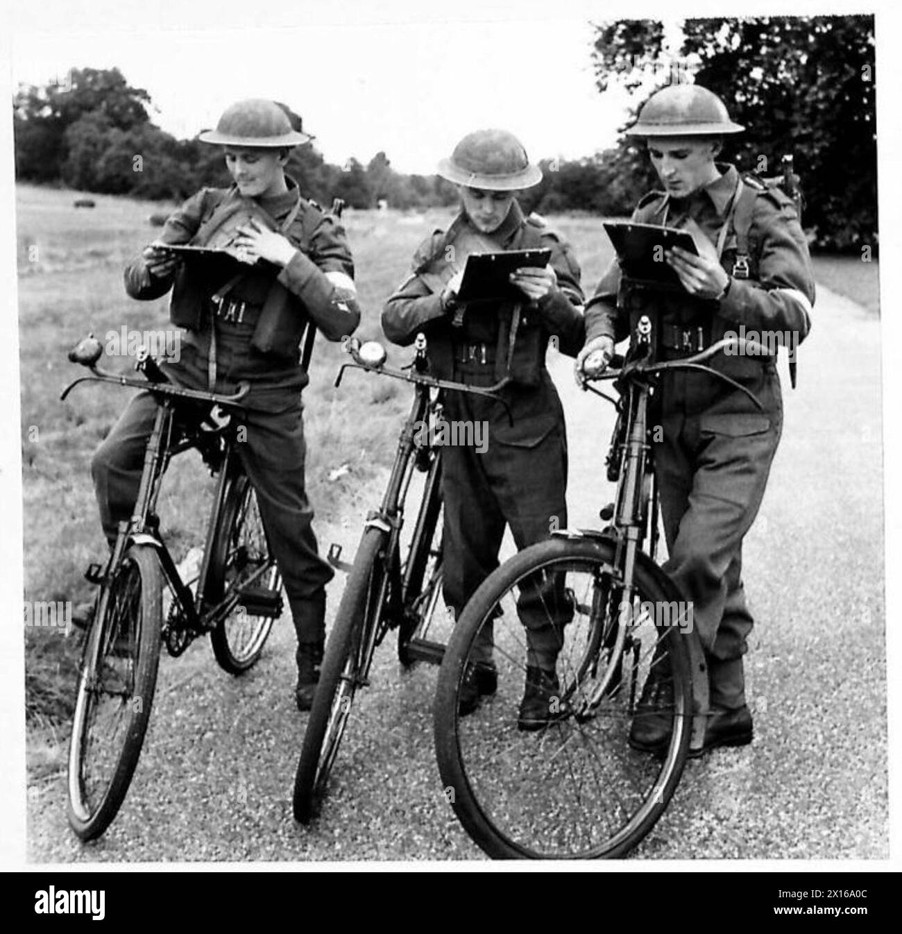 Les cyclistes à pédales participent à une compétition de signaux de brigade, étudiant des cartes avant de commencer la chasse au trésor. Banque D'Images