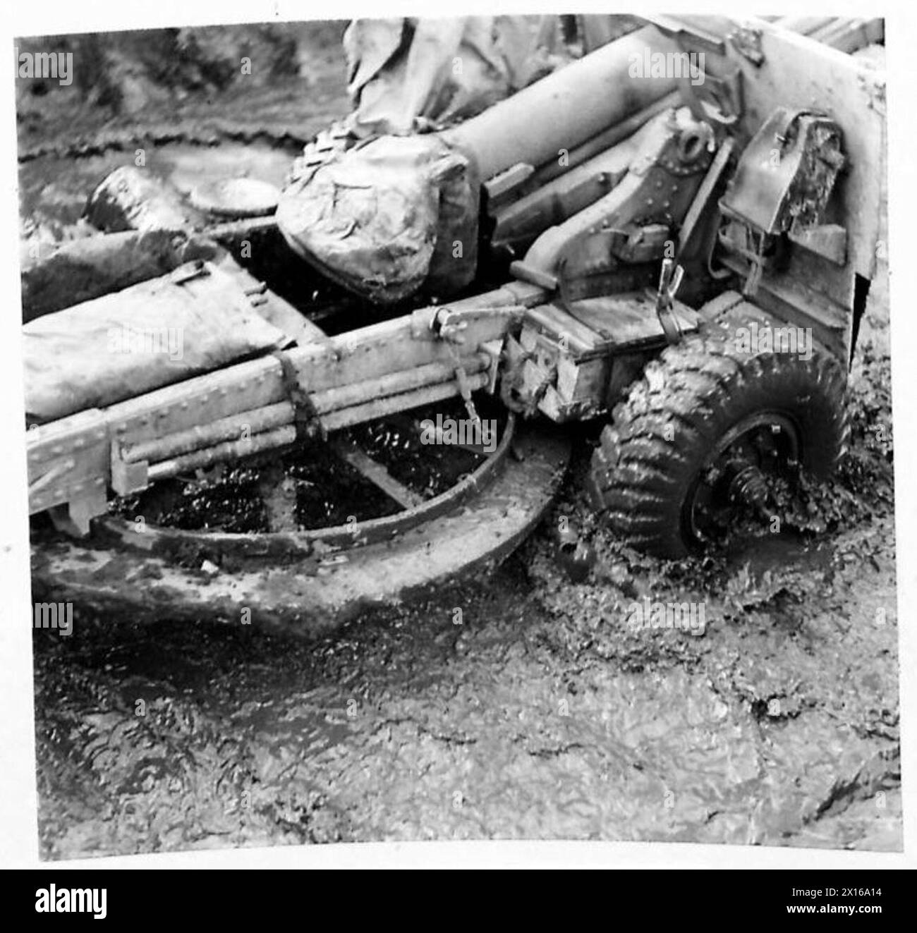 Les véhicules et les canons de la batterie de campagne 48, du régiment de campagne 146, se déplacent à travers un terrain humide en Italie, affecté par de fortes pluies, vers la ligne de front dans la région de Literno. Banque D'Images
