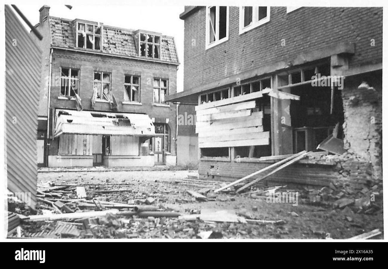 Les rues désertes et les maisons endommagées de Blerick illustrent l'impact de la guerre sur la ville. Négatif photographique, armée britannique, 21e groupe d'armées. Banque D'Images