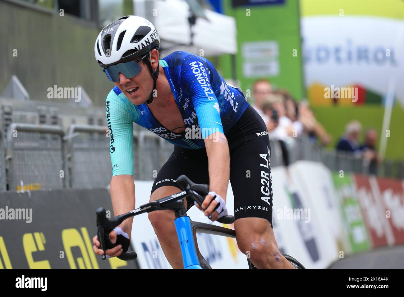 © Pierre Teyssot/MAXPPP ; TOUR DES ALPES 2024 - UCI Cycling Race Tour des Alpes. Kurtining - Cortina, Italie, le 15 avril 2024. Etape 1 de 133 km de Neumarkt - Egna à Kurtining - Cortina. Ben O'Connor Decathlon AG2R Team © Pierre Teyssot/Maxppp crédit : MAXPPP/Alamy Live News Banque D'Images