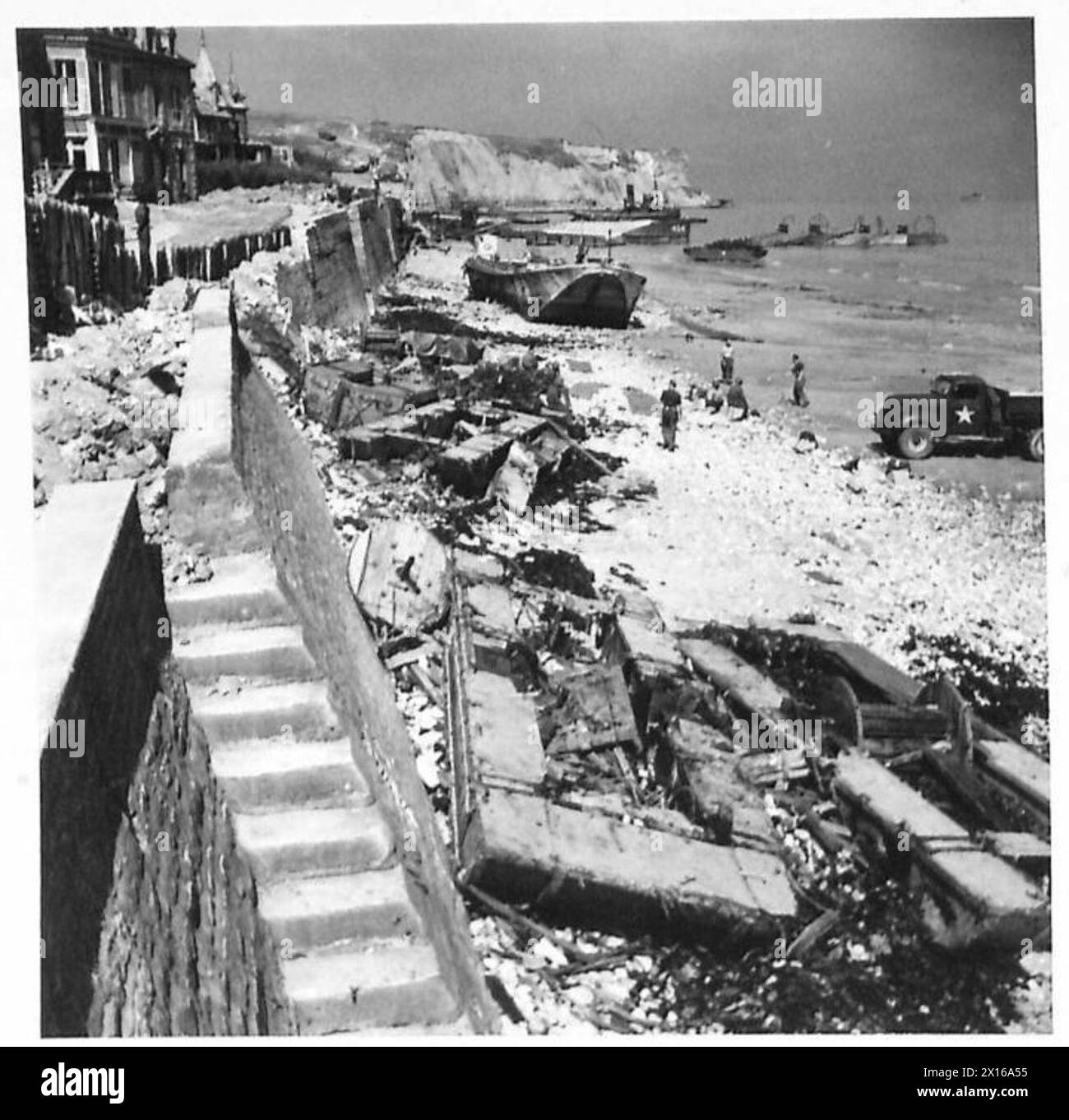 Les photographies montrent l'épave du port flottant d'Arromanches construit par TN5, documenté par le 21e groupe d'armées britannique. Banque D'Images