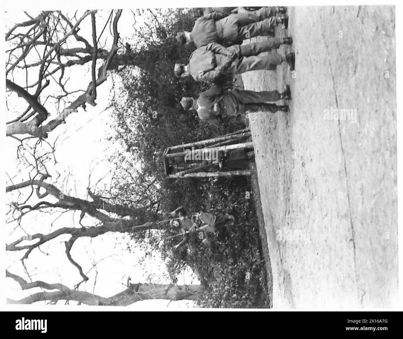 Les parachutistes stagiaires de la 1re Brigade indépendante polonaise de parachutistes pratiquent les techniques d'atterrissage en utilisant une méthode contrôlée par câble au Centre polonais de formation des parachutistes, Largo House, Fifeshire, en 1940-1947. Banque D'Images