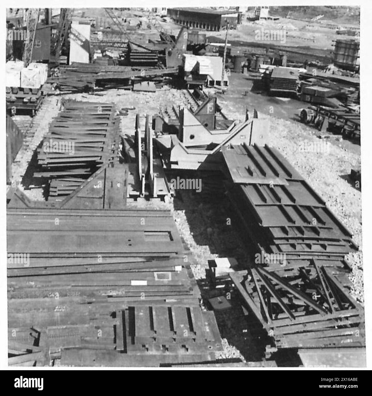 Les photographies documentent une zone de construction où l'équipement s'est accumulé en raison de la livraison dans le mauvais ordre, mettant en évidence les défis organisationnels et logistiques dans le génie militaire. Banque D'Images