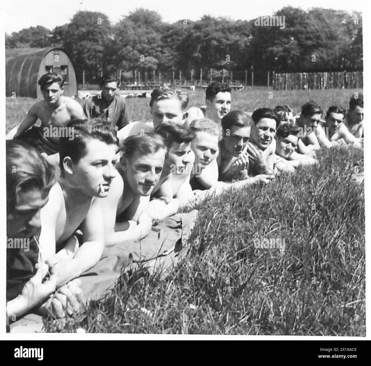 Négatif photographique montrant des prisonniers de guerre allemands capturés après le naufrage du cuirassé Bismarck. Banque D'Images