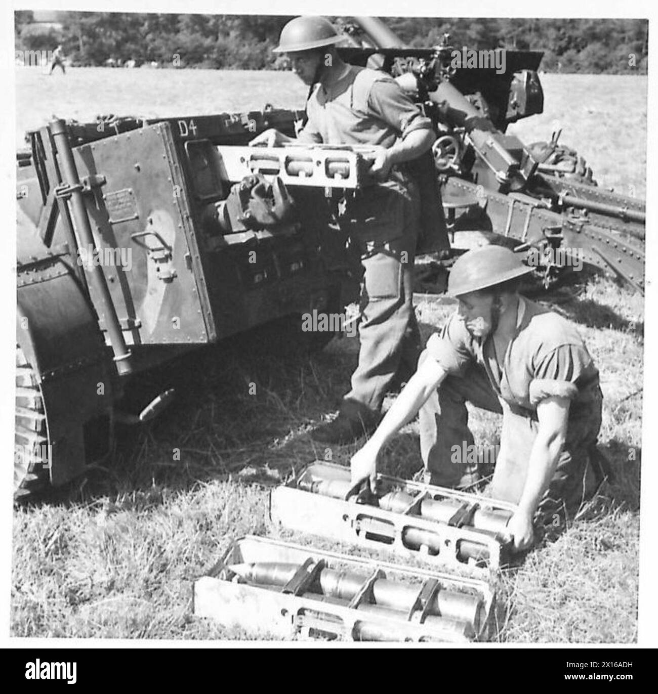Un régiment de campagne de la Royal Artillery charge des plateaux de munitions dans un limber pendant les opérations de l'armée britannique Banque D'Images