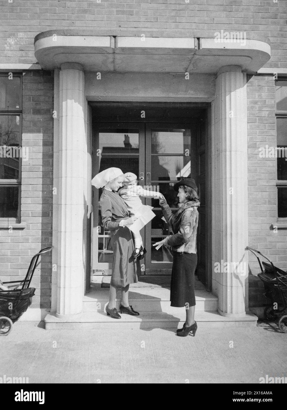 En 1940, Mme Violet M Gruncell a déposé sa fille Beryl, âgée de quatre ans, à la garderie municipale de Park Lane à Tottenham, Londres, sous les soins d'une infirmière. Banque D'Images En 1940, Mme Violet M Gruncell a déposé sa fille Beryl, âgée de quatre ans, à la garderie municipale de Park Lane à Tottenham, Londres, sous les soins d'une infirmière. Banque D'Images