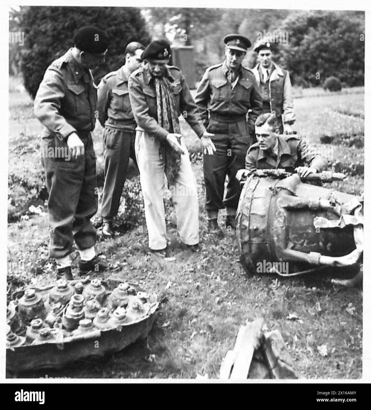 Le maréchal Montgomery examine les restes d'une fusée allemande V.2 près du quartier général du major-général Hobart, de la 79e division blindée du GC, pendant les opérations de l'armée britannique. Banque D'Images