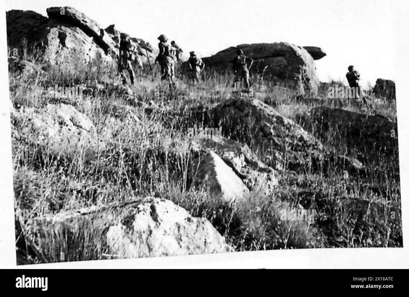 Les fantassins de West Country avancent sur un flanc de montagne près de Bronte, en Sicile, illustrant le terrain et les conditions de combat auxquelles sont confrontées les troupes de l'armée britannique au cours des campagnes de 1942 à 1946. Banque D'Images