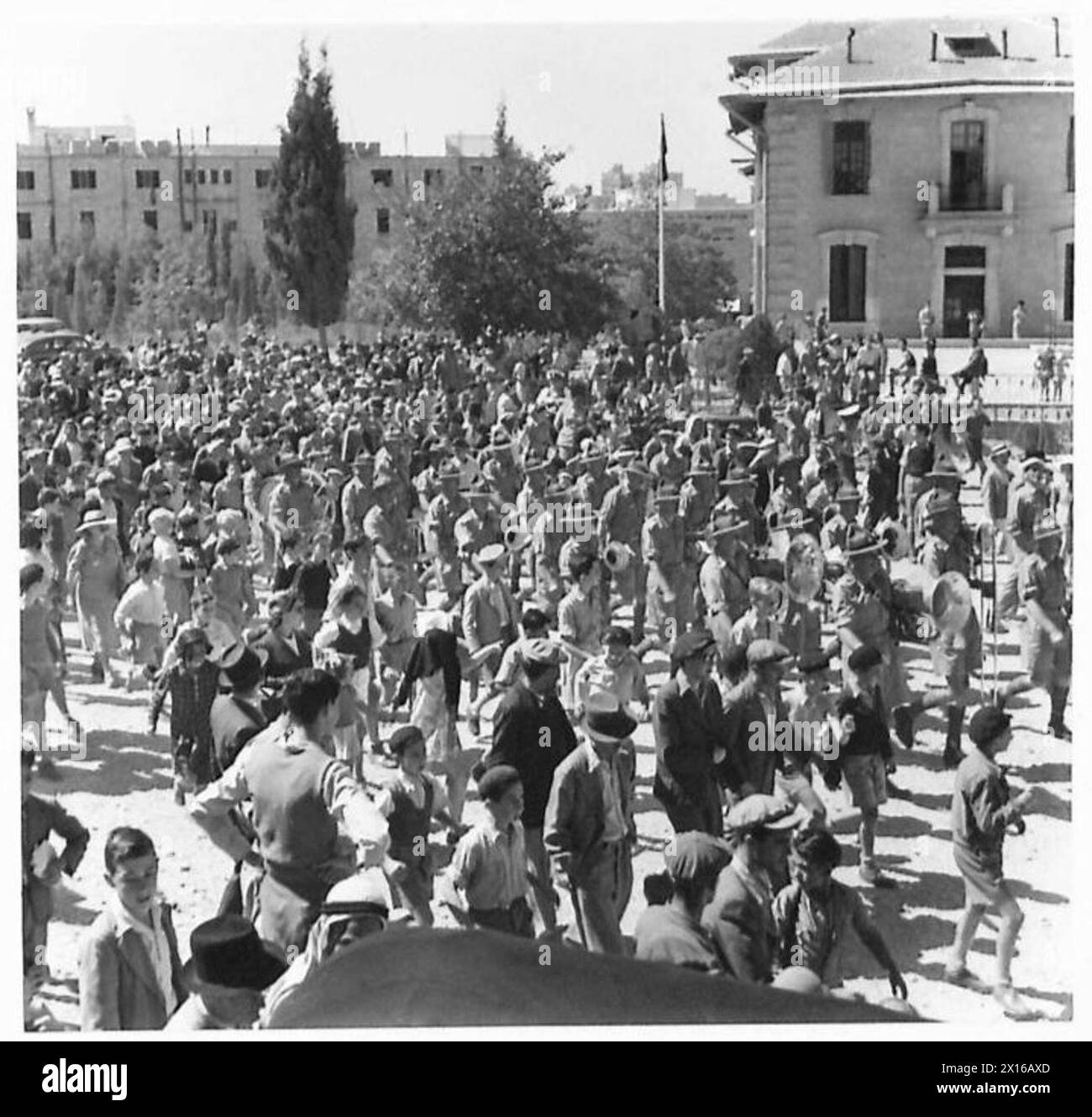 Une bande de recrutement néo-zélandaise attire les foules locales tout en marchant et en se produisant dans les rues de Jérusalem pendant une campagne de recrutement. Banque D'Images