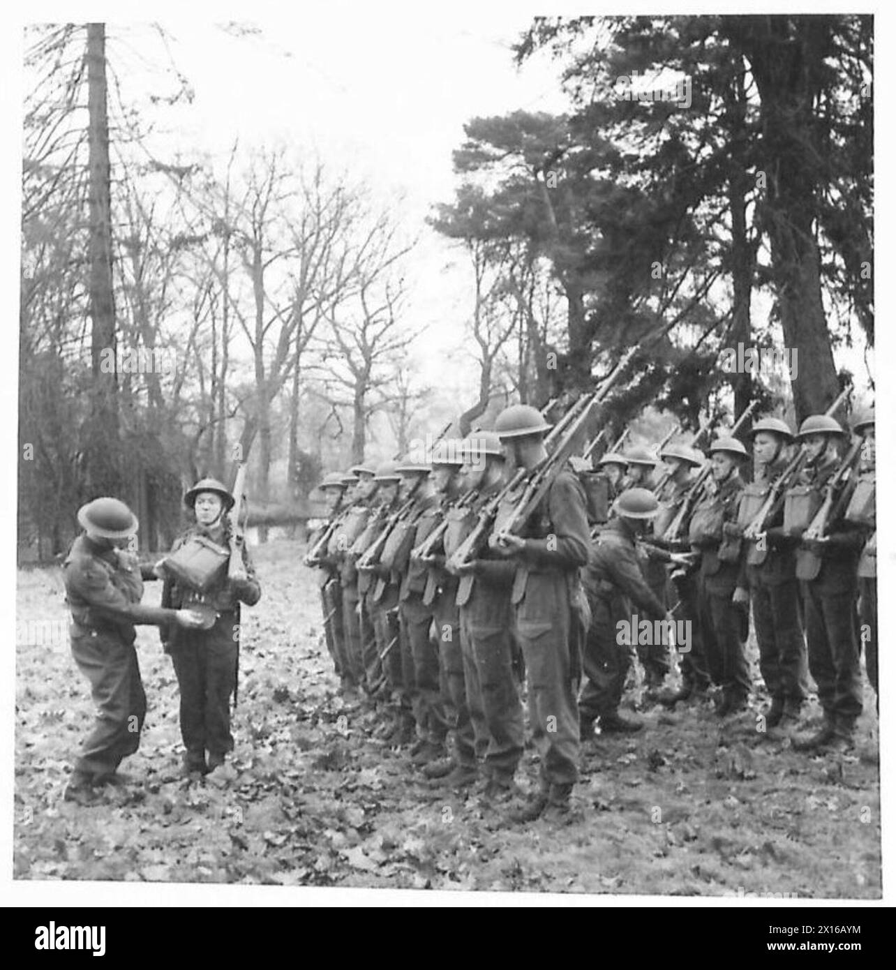 L'ajustement et le style corrects des armures corporelles pour les troupes sont démontrés, mettant en évidence la conception et l'usure de l'équipement sous la supervision de l'armée britannique. Banque D'Images