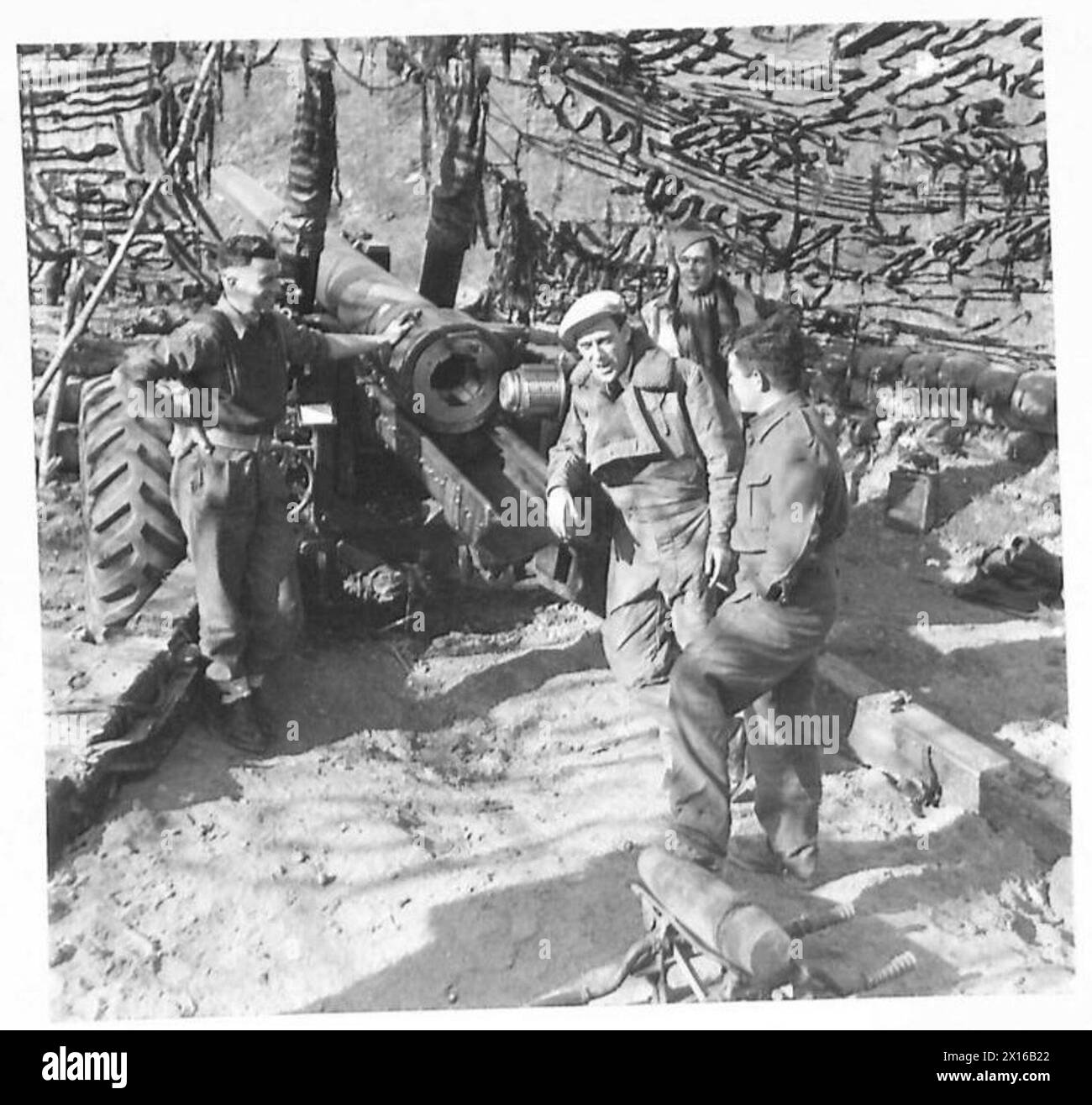 Tommy Trinder observe une démonstration de l'opération d'obusiers fournie par le personnel de l'armée britannique lors d'opérations en Afrique du Nord, en Sicile, en Italie, dans les Balkans et en Autriche de 1942 à 1946. Banque D'Images