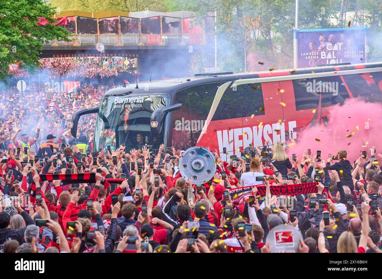 Les fans célèbrent l'arrivée de l'équipe avant le match BAYER 04 LEVERKUSEN - SV WERDER BRÊME 5-0 le 14 avril 2024 à Leverkusen, Allemagne. Saison 2023/2024, 1.Bundesliga,, Journée 29, 29.Spieltag photographe : ddp images / STAR-images - LA RÉGLEMENTATION DFL INTERDIT TOUTE UTILISATION DE PHOTOGRAPHIES comme SÉQUENCES D'IMAGES et/ou QUASI-VIDÉO - Banque D'Images