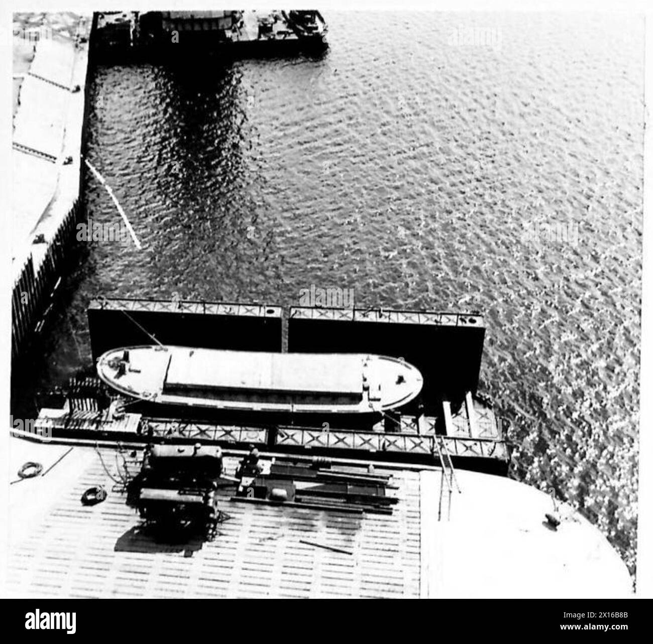 Deux compresseurs sur un briquet de 75 tonnes dans une cale sèche flottante à Garelochhead avec des grues positionnées pour la maintenance. Banque D'Images