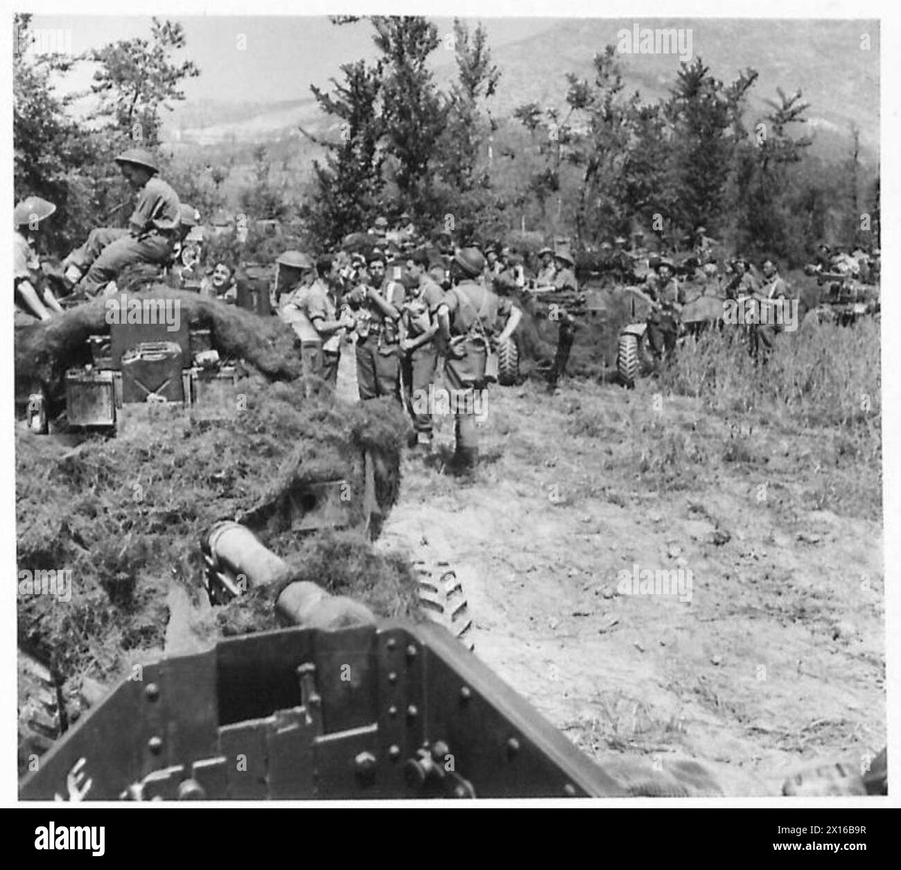 Des artilleurs antichars sont positionnés et attendent de partir pour un assaut sur la ligne Gustav en Italie, illustrant la préparation aux opérations défensives et offensives de l'armée britannique. Banque D'Images