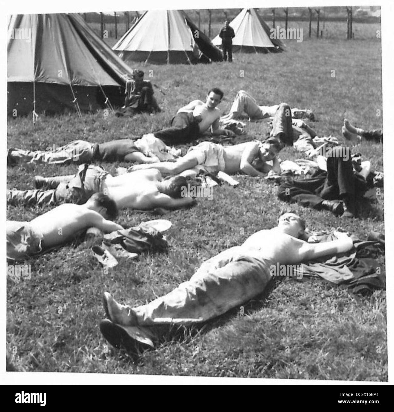 Prisonniers de guerre allemands capturés par l'armée britannique après le naufrage du cuirassé Bismarck. Banque D'Images