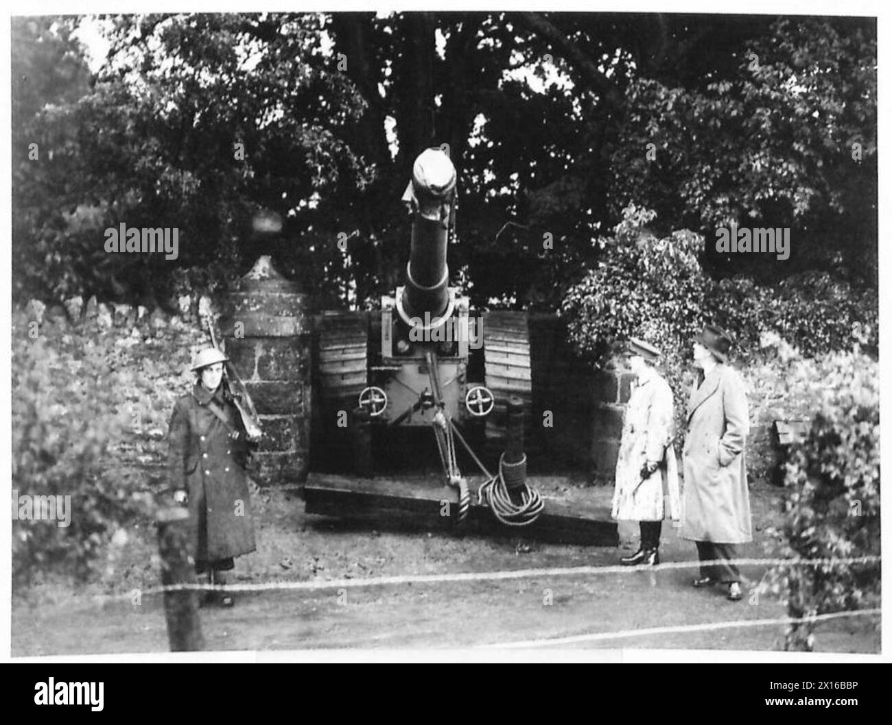 Mr. A. Eden, secrétaire d'État, inspecte un canon naval de 6 pouces dans une position côtière camouflée près de Dunbar, accompagné du lieutenant-général Carrington, G.O.C. Scottish Command. Banque D'Images