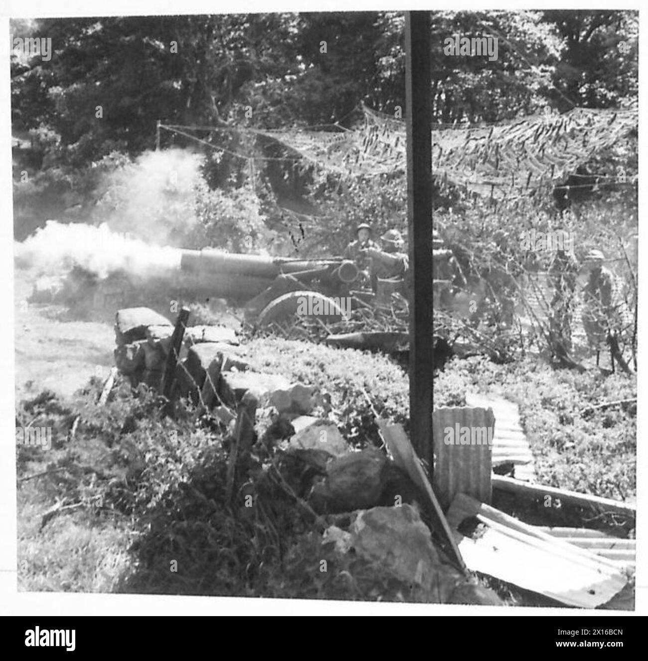 Les obusiers de 6 pouces effectuent des exercices d'artillerie dans des emplacements côtiers camouflés, l'entraînement à l'artillerie de l'armée britannique. Banque D'Images