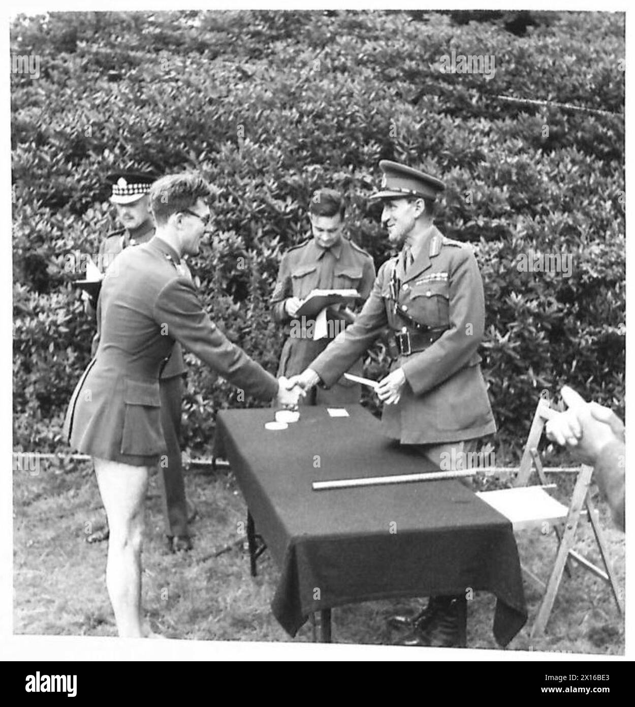 Le général Sir Bernard C.T. Paget remet des prix aux lauréats lors d'un gala de natation de l'armée britannique, mettant en évidence les sports organisés et la participation militaire. Banque D'Images