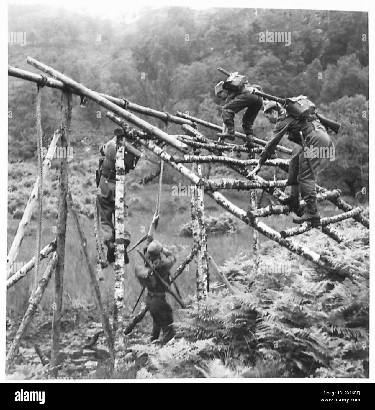 Les commandos français libres s'entraînent sur un parcours d'assaut dans un dépôt de commando, négociant les obstacles sous la supervision de l'armée britannique. Banque D'Images