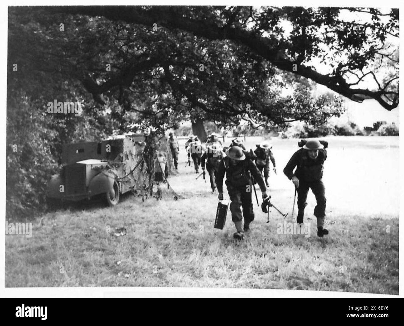 LES NOUVEAUX 'IRONSIDES' - les équipages laissent leurs 'Ironsides' sous couvert des arbres tandis qu'ils avancent avec leurs Bren Guns British Army Banque D'Images