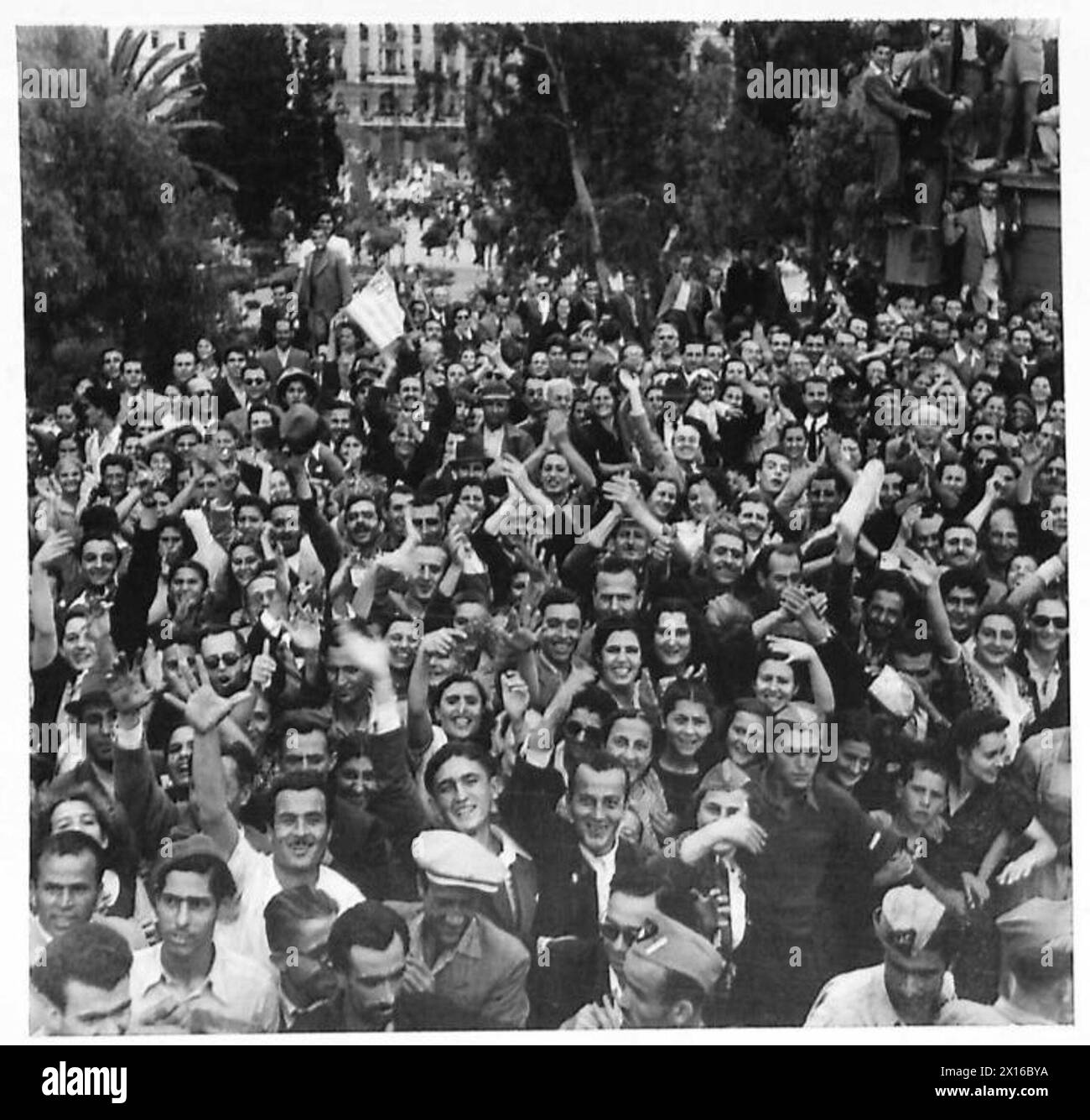 Des foules enthousiastes regardent les camions de l'armée britannique transportant des troupes entrer à Athènes pendant la seconde Guerre mondiale Banque D'Images