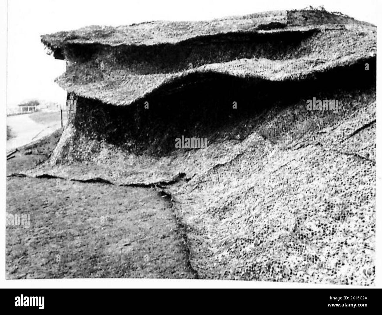 Sur le site du canon de 6 pouces de Southwold, les soldats appliquent des techniques de camouflage aux positions côtières de l'artillerie. Banque D'Images