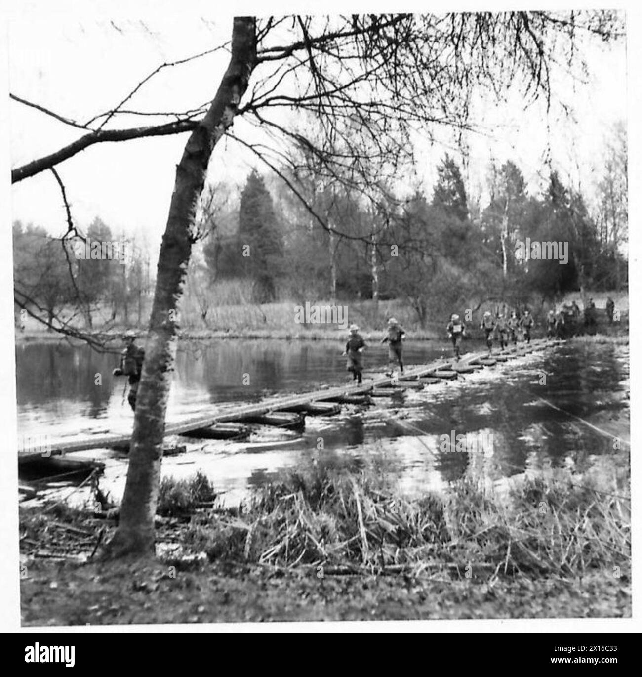 Des correspondants de guerre visitent le Eastern Command pour observer une démonstration du pont de Kapok avec des troupes de l'armée britannique traversant le pont. Banque D'Images