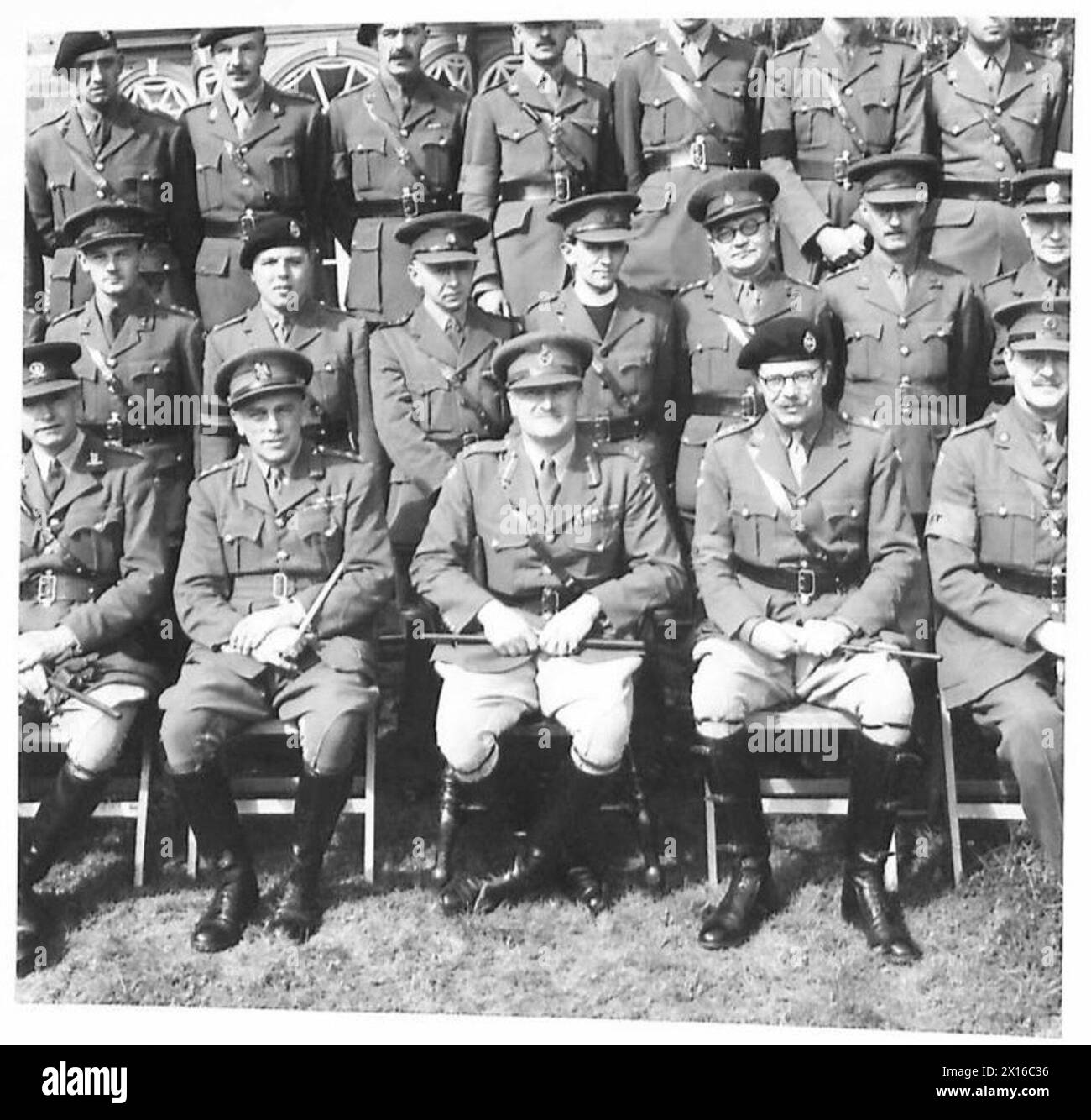 VISITE D'UNE DIVISION BLINDÉE - officiers d'état-major d'une division blindée , Armée britannique Banque D'Images