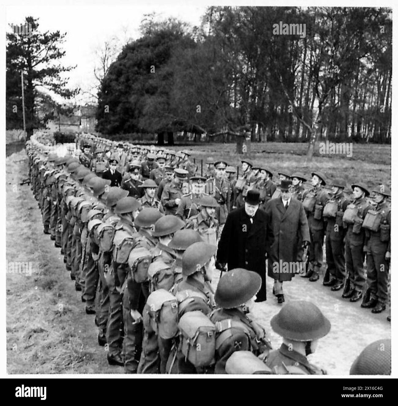 "Le premier ministre inspecte de longues lignes de troupes de l'armée britannique, accompagné de l'ambassadeur turc lors d'une visite." Banque D'Images