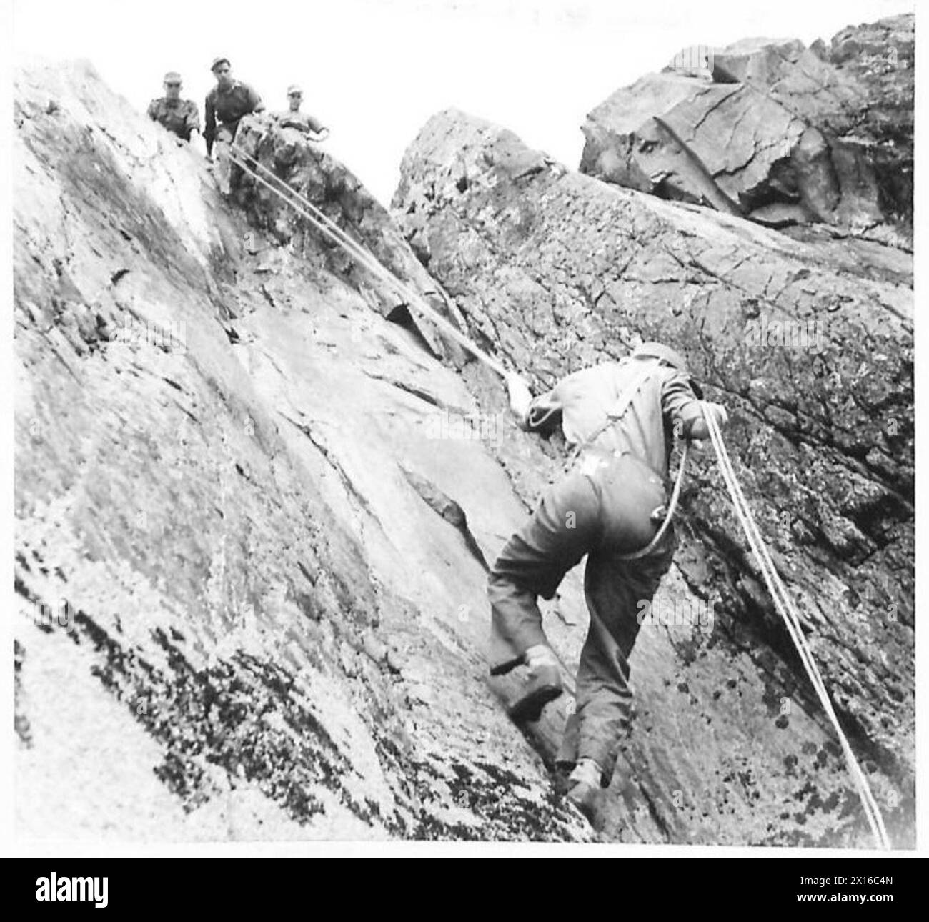 Les soldats des Green Devils descendent une falaise à l'aide de cordes pendant les exercices d'entraînement de l'armée britannique. Banque D'Images