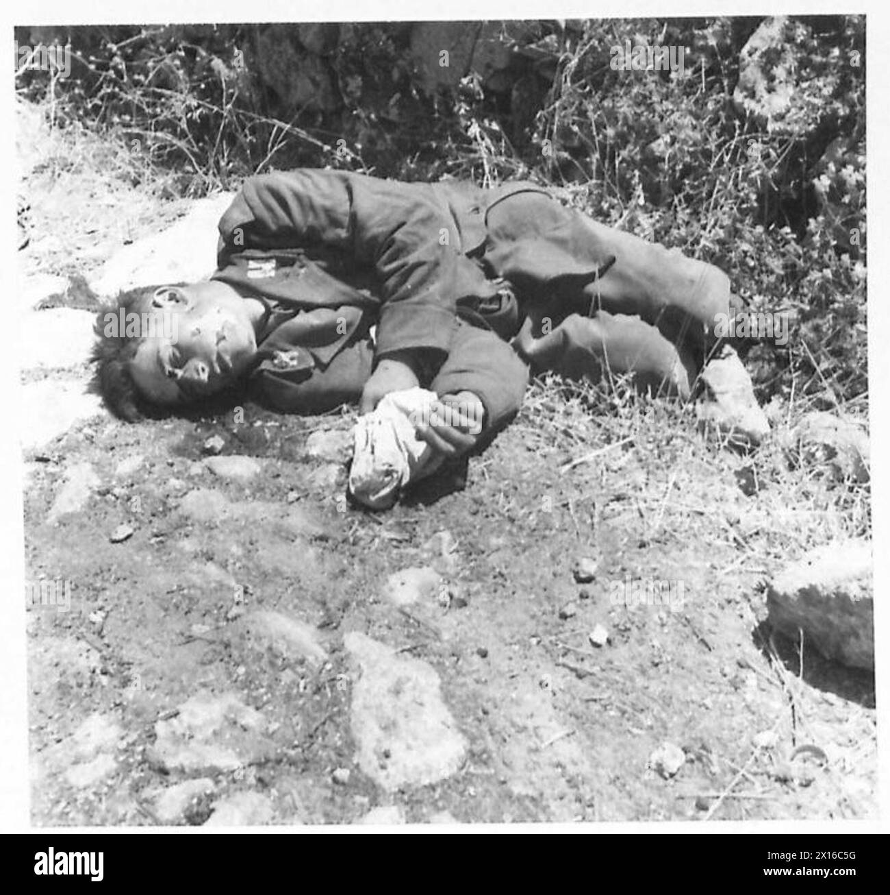 INVASION DE LA SICILE - Un Italien mort sur la route près de Solarino. Soldat probablement du 75th Infantry Regiment British Army Banque D'Images