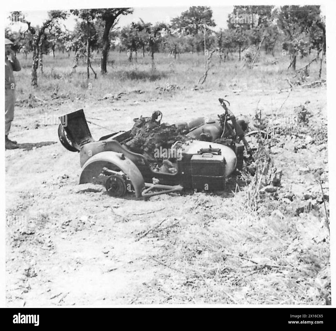 Un soldat allemand mort est montré avec sa moto naufragée sur la route 6 pendant les opérations de la 8e armée Banque D'Images
