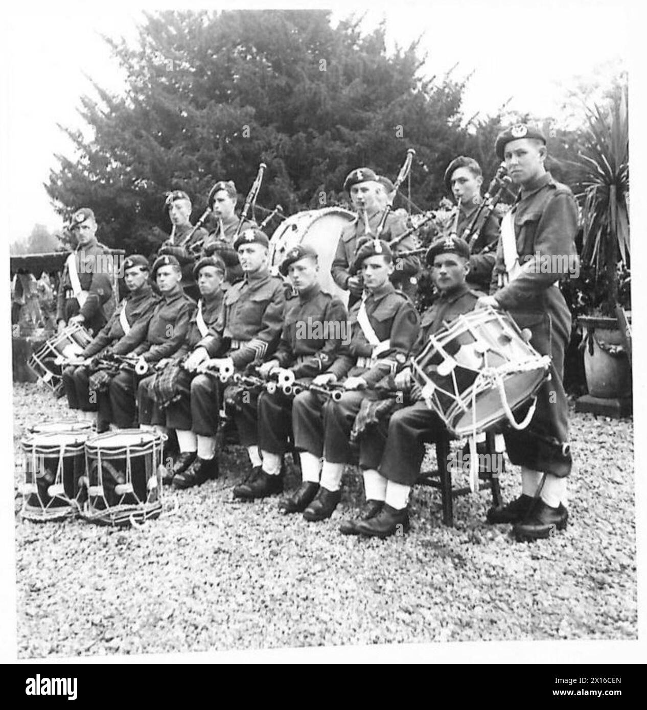 Les soldats Commando français s’entraînent dans un Commando Depot tandis que le Pipe Band du dépôt effectue des exercices. Banque D'Images