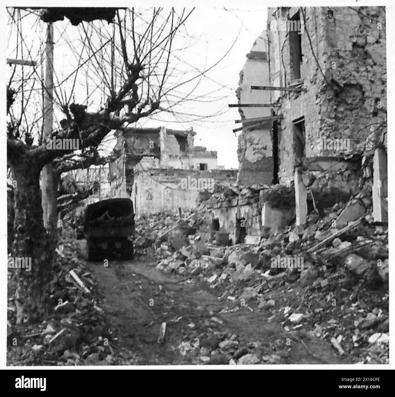 Le port intérieur d'Anzio montre d'importants dommages structurels aux bâtiments après les débarquements alliés au sud de Rome pendant la première Guerre mondiale Banque D'Images