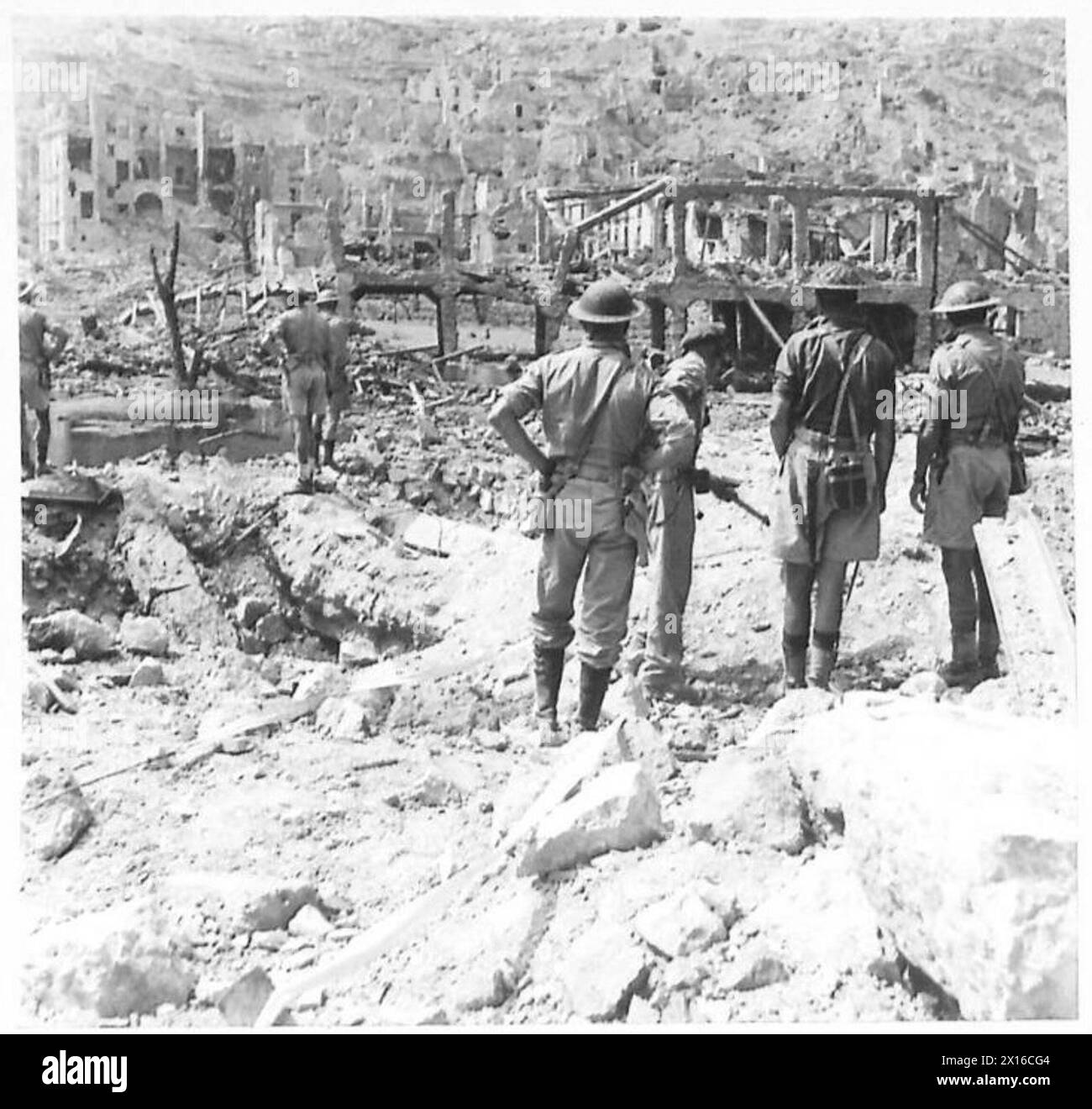 Les ingénieurs sud-africains recherchent des mines le long de la route 6 lors des opérations de déblaiement des routes menant à Cassino. Banque D'Images