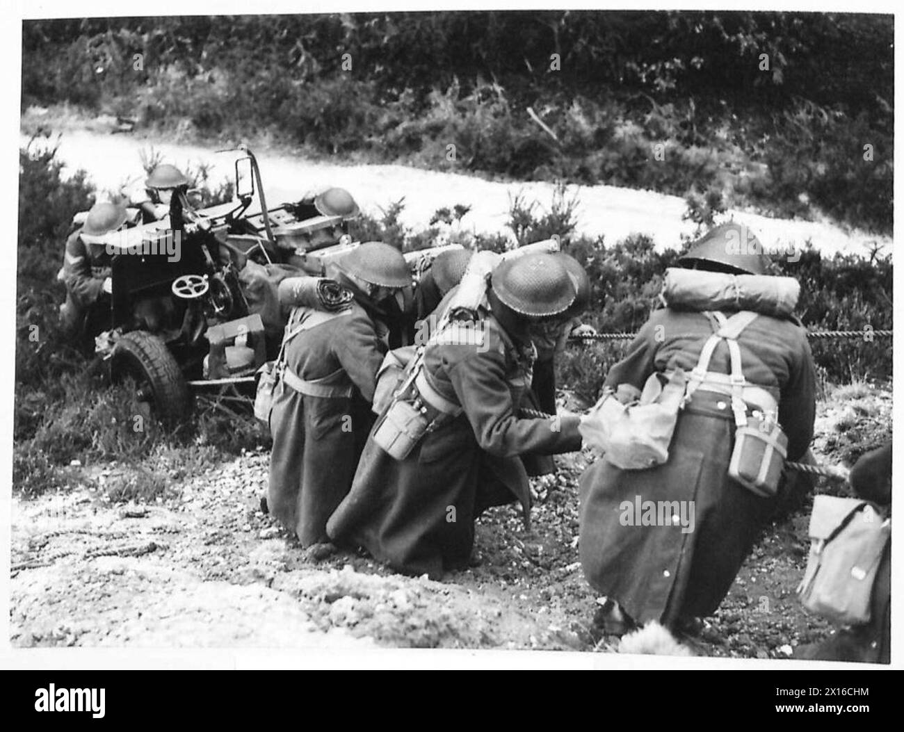 Les membres d'un régiment anti-chars britannique s'entraînent pour des opérations offensives en transportant un canon d'artillerie jusqu'à une falaise pendant les exercices de l'armée. Banque D'Images
