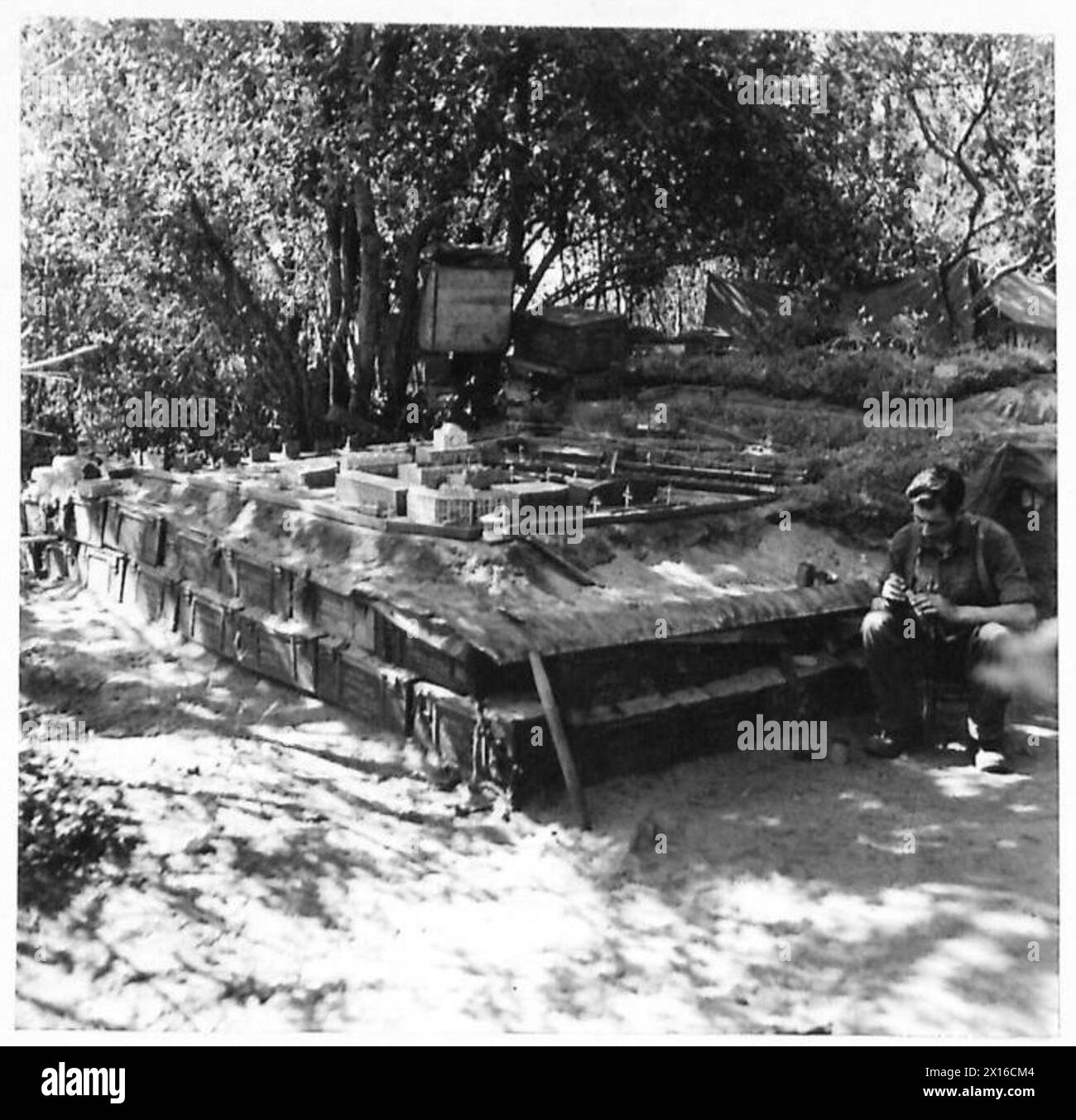 Le chauffeur H. Green construit un village modèle sur son toit en utilisant des boîtes de rationnement et des bâtiments détruits pendant son temps libre à la tête de pont d'Anzio, dans l'armée britannique. Banque D'Images