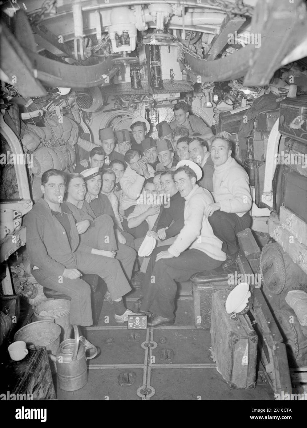 LE SOUS-MARIN BRITANNIQUE HMS STORM REVIENT DE L'EXTRÊME-ORIENT. 8 AVRIL 1945, PORTSMOUTH. HOMMES DE LA TEMPÊTE À LEUR RETOUR EN GRANDE-BRETAGNE APRÈS UNE COMMISSION RÉUSSIE EN EXTRÊME-ORIENT. - Hommes de la TEMPÊTE célébrant leur retour au Royaume-Uni dans le fo'c'sle Banque D'Images