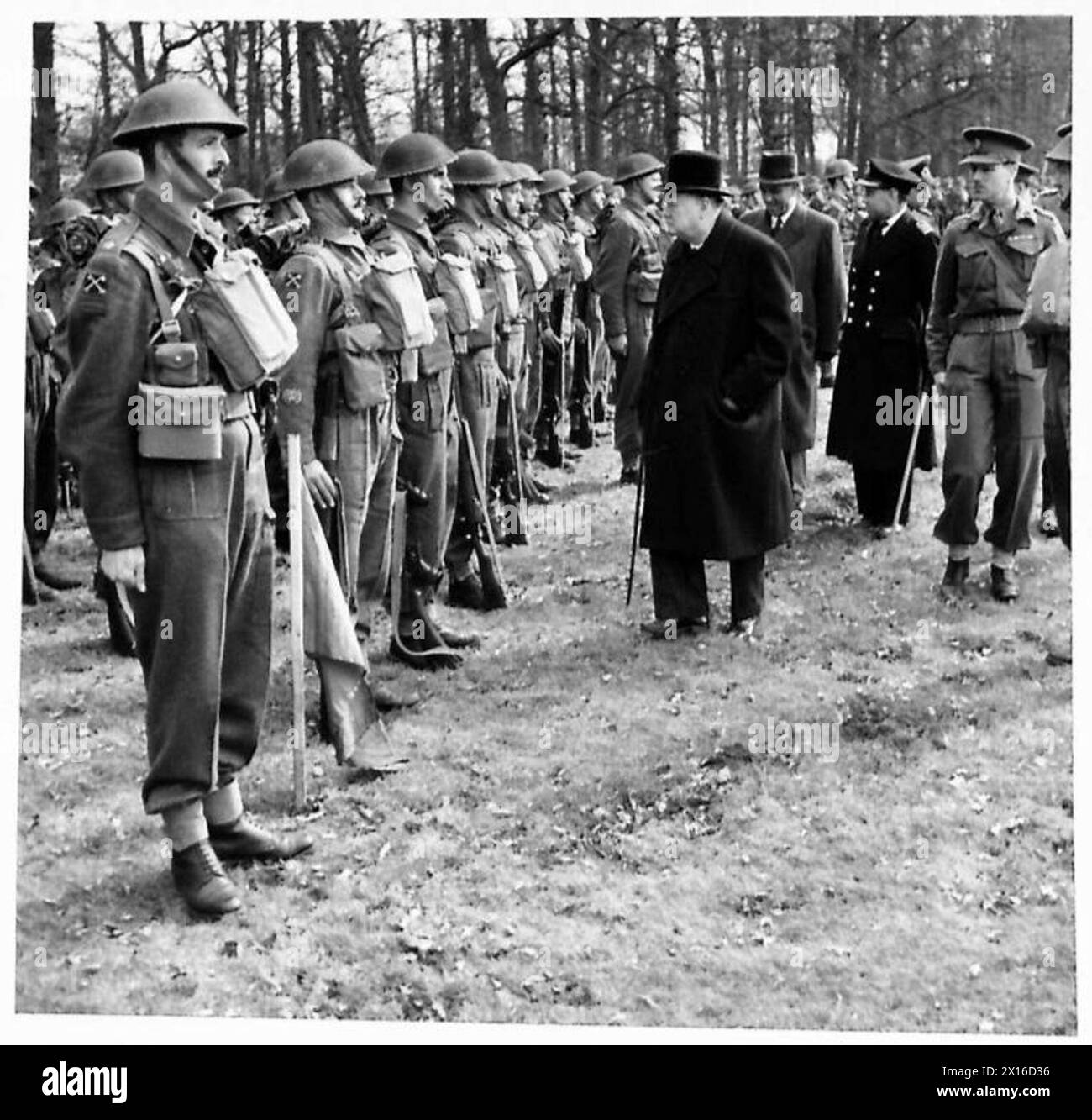 Le premier ministre inspecte des soldats du Berkshire Regiment avec l'ambassadeur turc présent lors d'une visite sous l'armée britannique. Banque D'Images