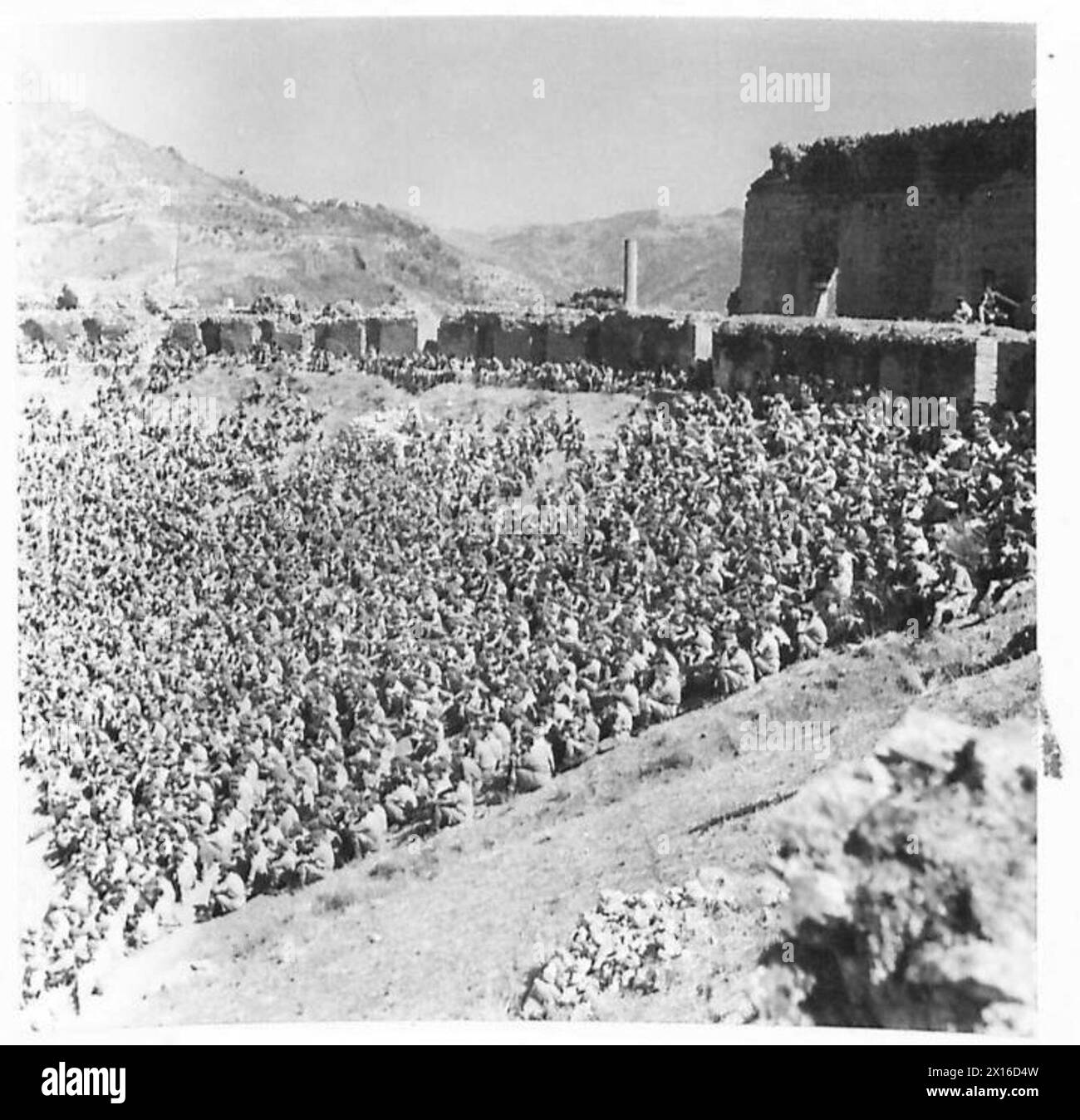 Le personnel de l'armée britannique écoute un discours de général, reflétant les leçons apprises de la campagne sicilienne. Banque D'Images