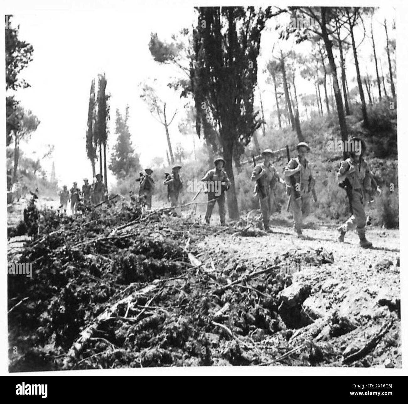 L'infanterie néo-zélandaise avance le long d'une route vers Florence dans le cadre des opérations de la 8e armée Banque D'Images