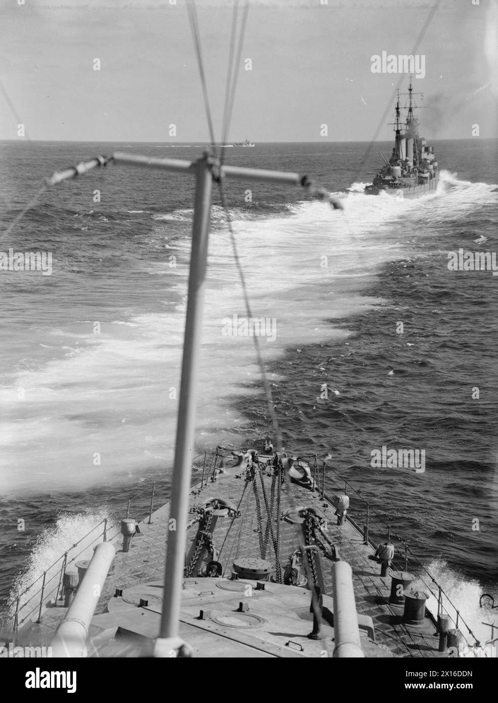 Les croiseurs et destroyers britanniques, dont le HMS Euryalus et le HMS Dido, naviguent en Méditerranée orientale du 14 au 15 mars 1942 pour bombarder Rhodes. La vue est depuis le pont du HMS Euryalus. Banque D'Images
