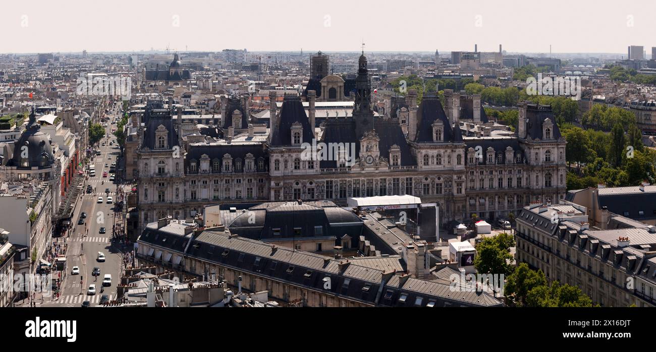 Paris, France - 07 juillet 2017 : vue panoramique de l'Hôtel de ville de Paris à côté du BHV Marais avec derrière, l'église Saint-Gervais, la paroisse S. Banque D'Images
