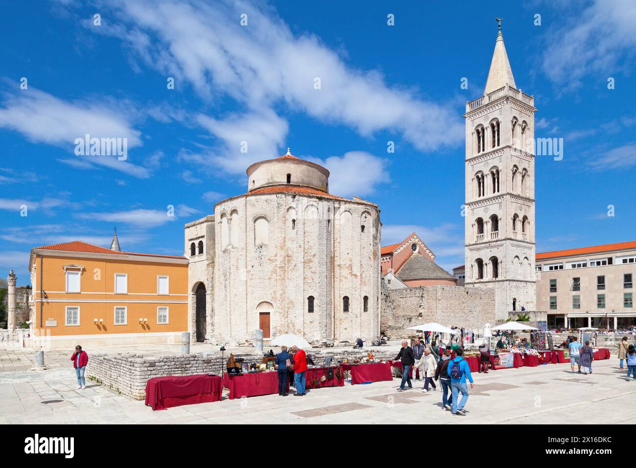 Zadar, Croatie - 14 avril 2019 : L'église Saint-Donat entre le clocher de la cathédrale de Zadar et le Stup srama (pilier de la honte). Banque D'Images