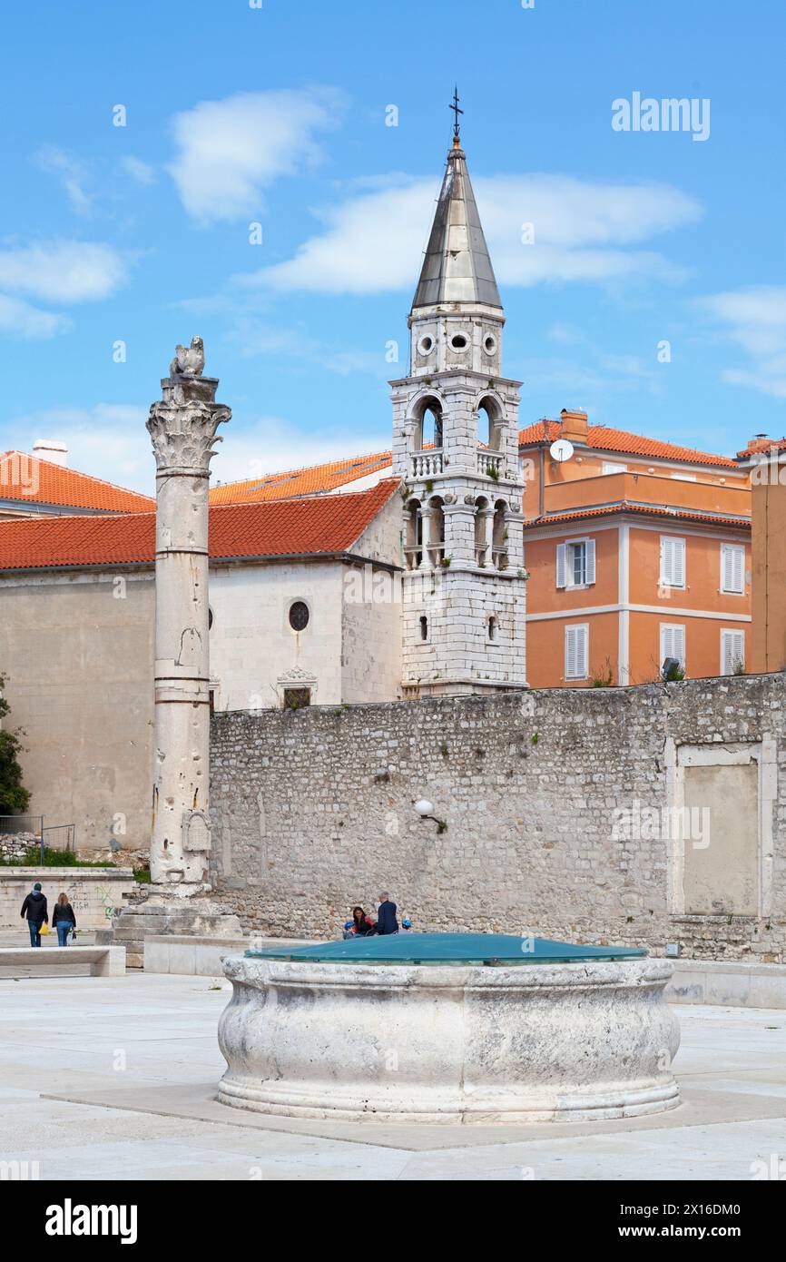 Zadar, Croatie, 15 avril 2019 : ancienne roue au milieu du champ du pape Jean-Paul II (Poljana Pape Ivana Pavla II) en face du pilier de la honte Banque D'Images