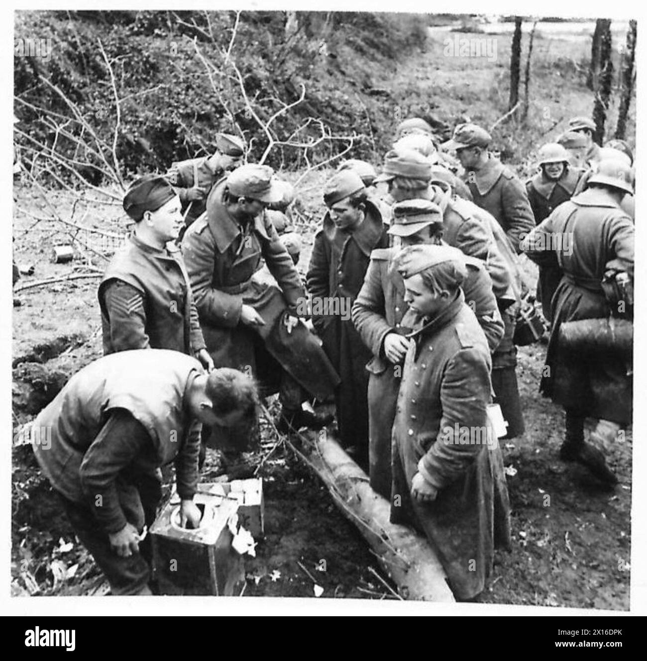 ITALIE : CINQUIÈME ARMÉE (DIVERS) - prisonniers faisant la queue pour la nourriture Armée britannique Banque D'Images