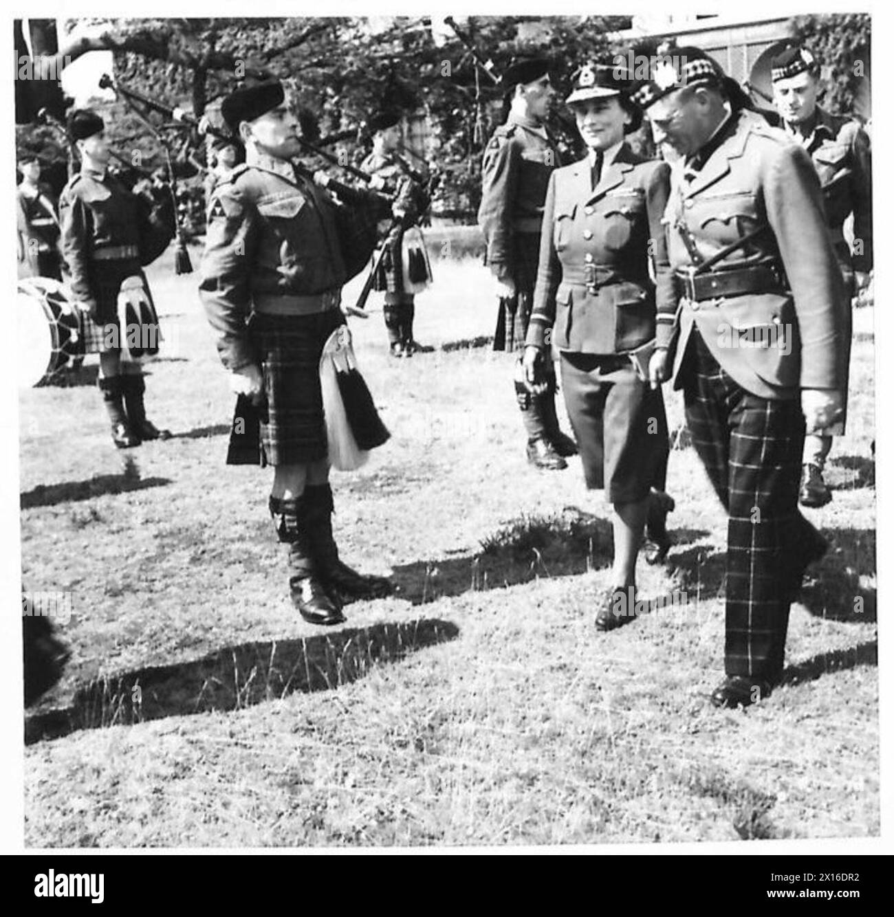 SAR LA DUCHESSE DE GLOUCESTER INSPECTE LES KING'S OWN SCOTTISH BORDERERS - accompagnée par des officiers du bataillon, la duchesse de Gloucester inspecte la Garde d'honneur de l'armée britannique Banque D'Images