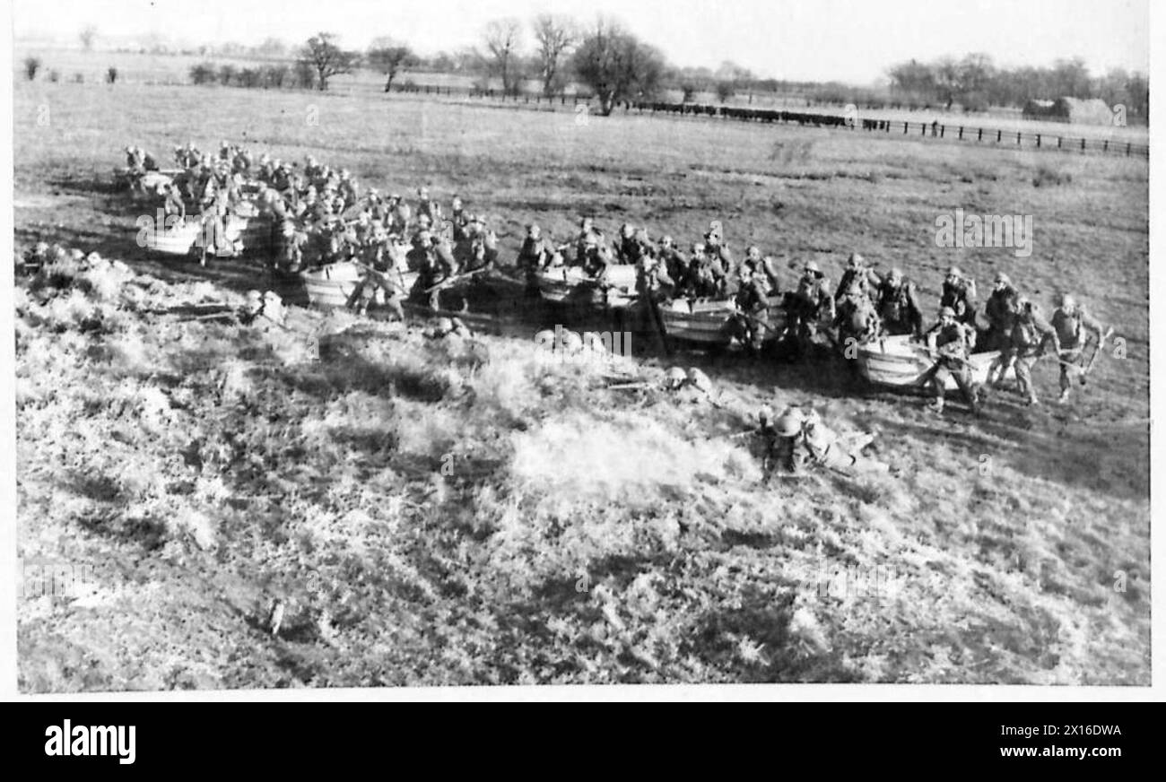 Les troupes avec des bateaux pliables se préparent sous la rive du fleuve pour effectuer une traversée de la rivière lors d'une démonstration de pont par l'armée britannique. Banque D'Images
