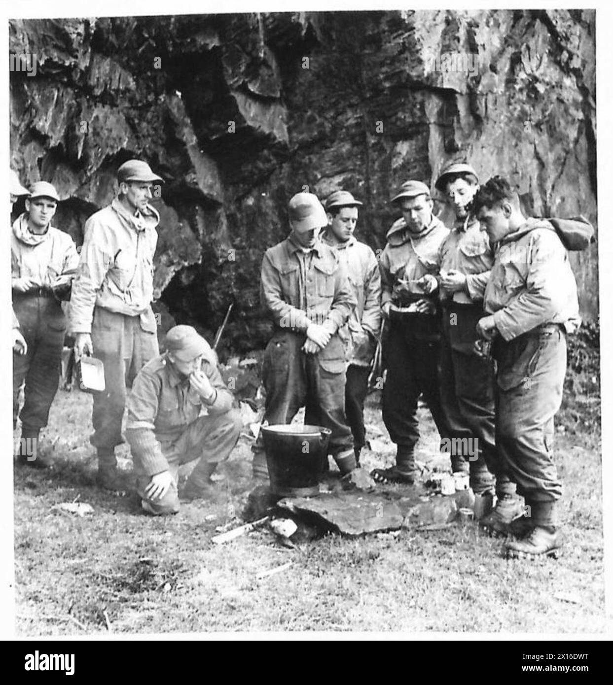 Les membres des Green Devils prennent une pause pour se nourrir pendant les exercices d’entraînement, illustrant les périodes de repos et le soutien logistique. Banque D'Images